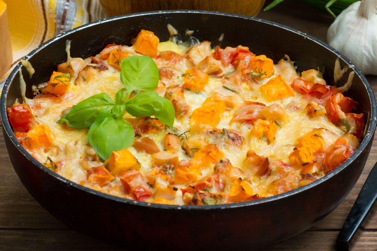 Kurczaka zapiekam z sezonowym warzywem. Pyszny obiad dla całej rodziny