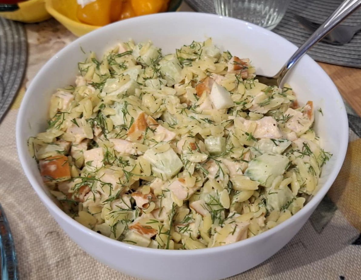 W każdy piątek robię wiadro weekendowej sałatki. Nie podchodzi wodą aż do poniedziałku