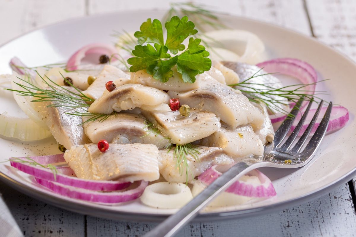 Śledzie na Środę Popielcową moczę w tym płynie. Są jędrne, miękkie i zyskują na smaku bez wielu dodatków