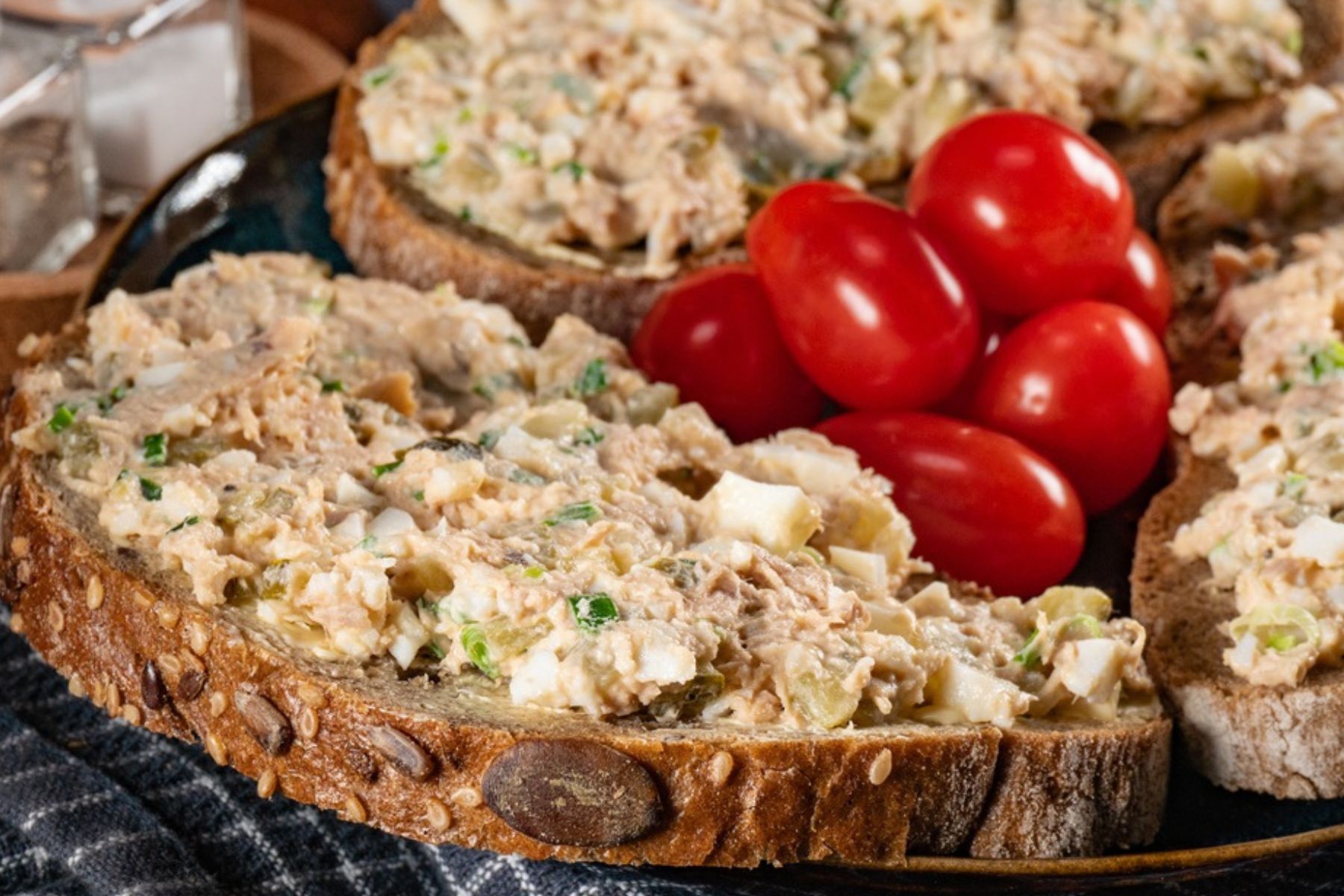 Kilka składników, chwila mieszania i najlepsza pasta kanapkowa gotowa. Dla wielu to smak dzieciństwa