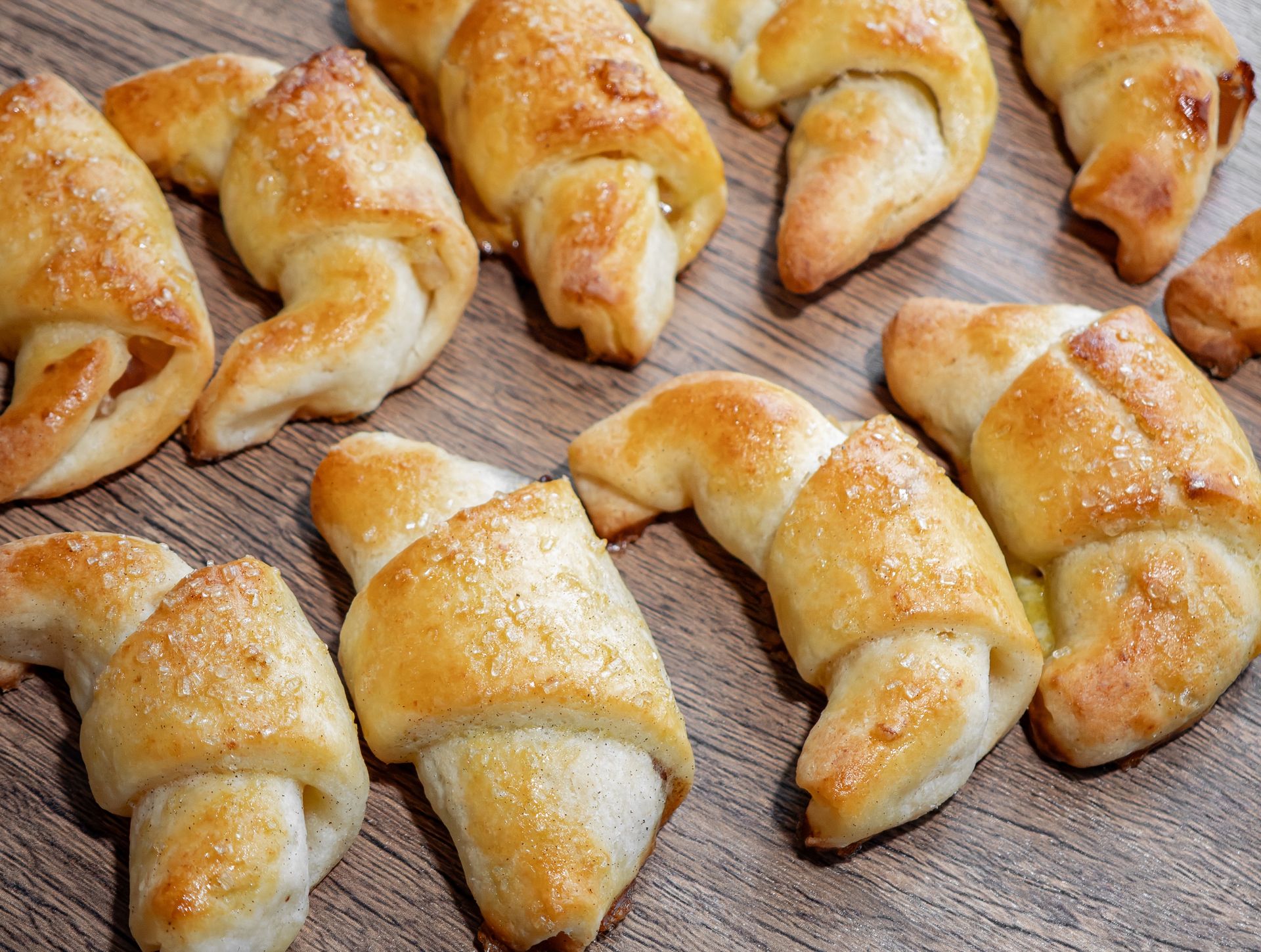 Ugnieć składniki na ciasto, do środka nałóż porcję smakołyku. Smak rogalików jak u babci