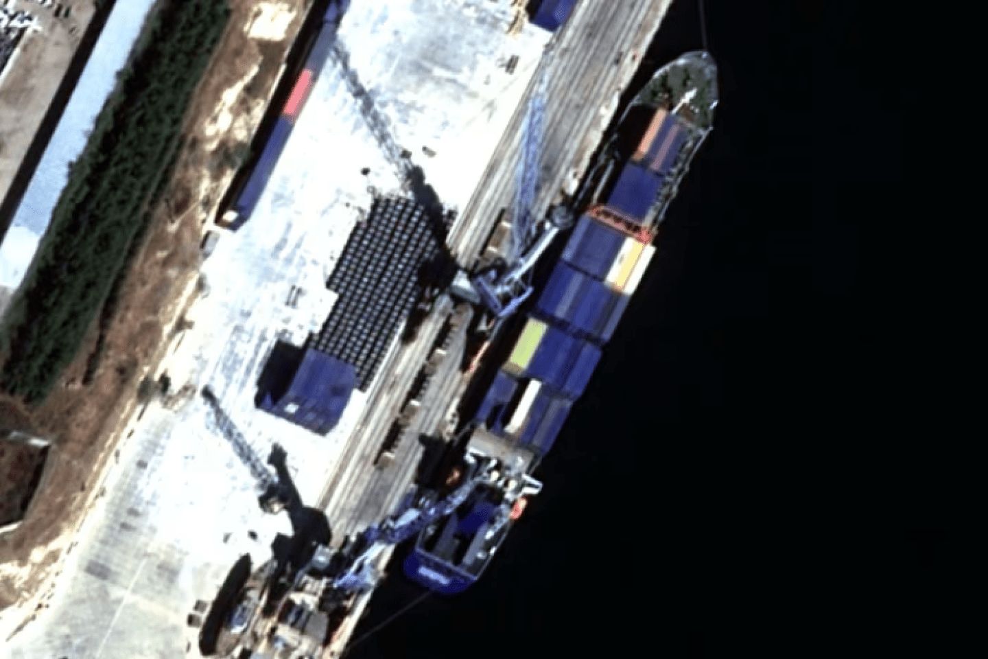 Dostrzegli go na zdjęciach satelitarnych. Chiński statek w Rosji