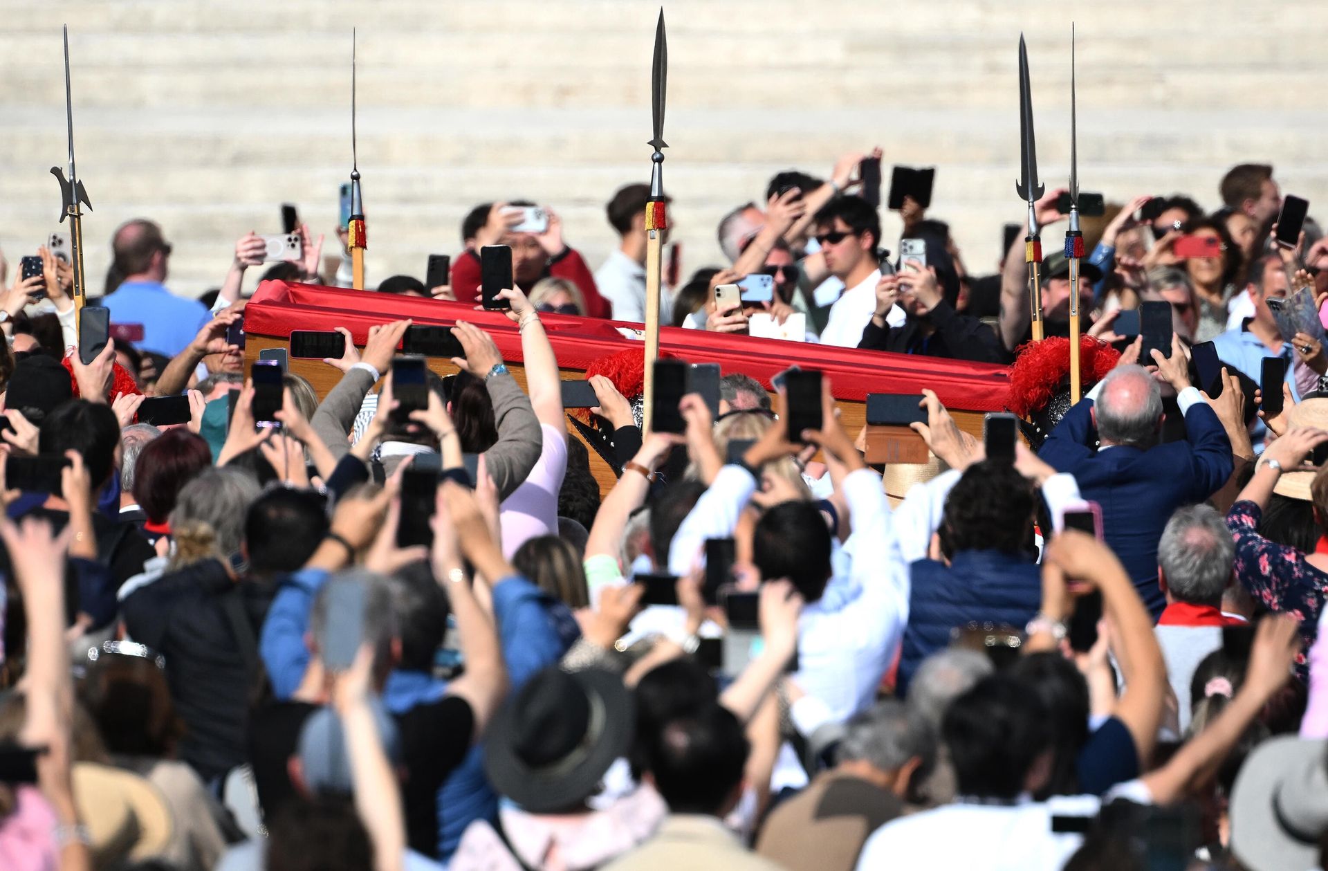 Tłumy na Placu św. Piotra. Wierni chcą oddać hołd Franciszkowi