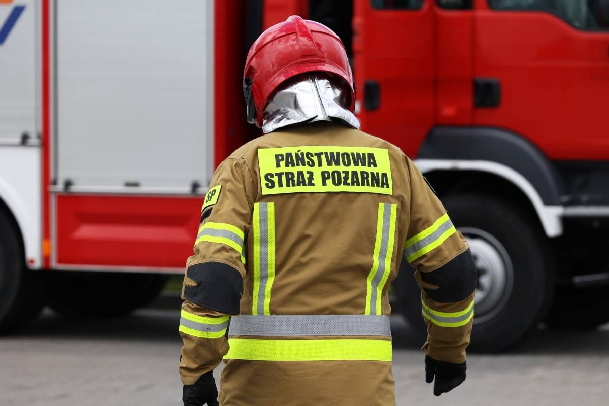 Pożar hali na warszawskiej Białołęce. Płoną składowane śmieci