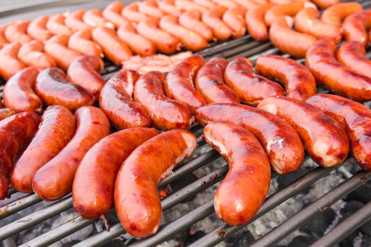 Polacy wrzucają je na grilla. Jeden składnik zamieni kiełbaski w truciznę