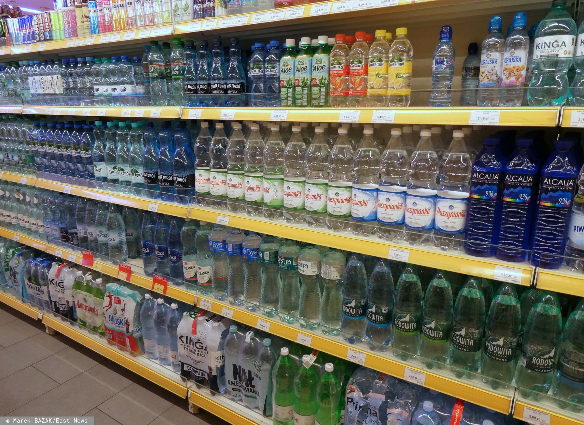 Wprowadzają konsumentów w błąd. "Fałszywe wody" w sklepach