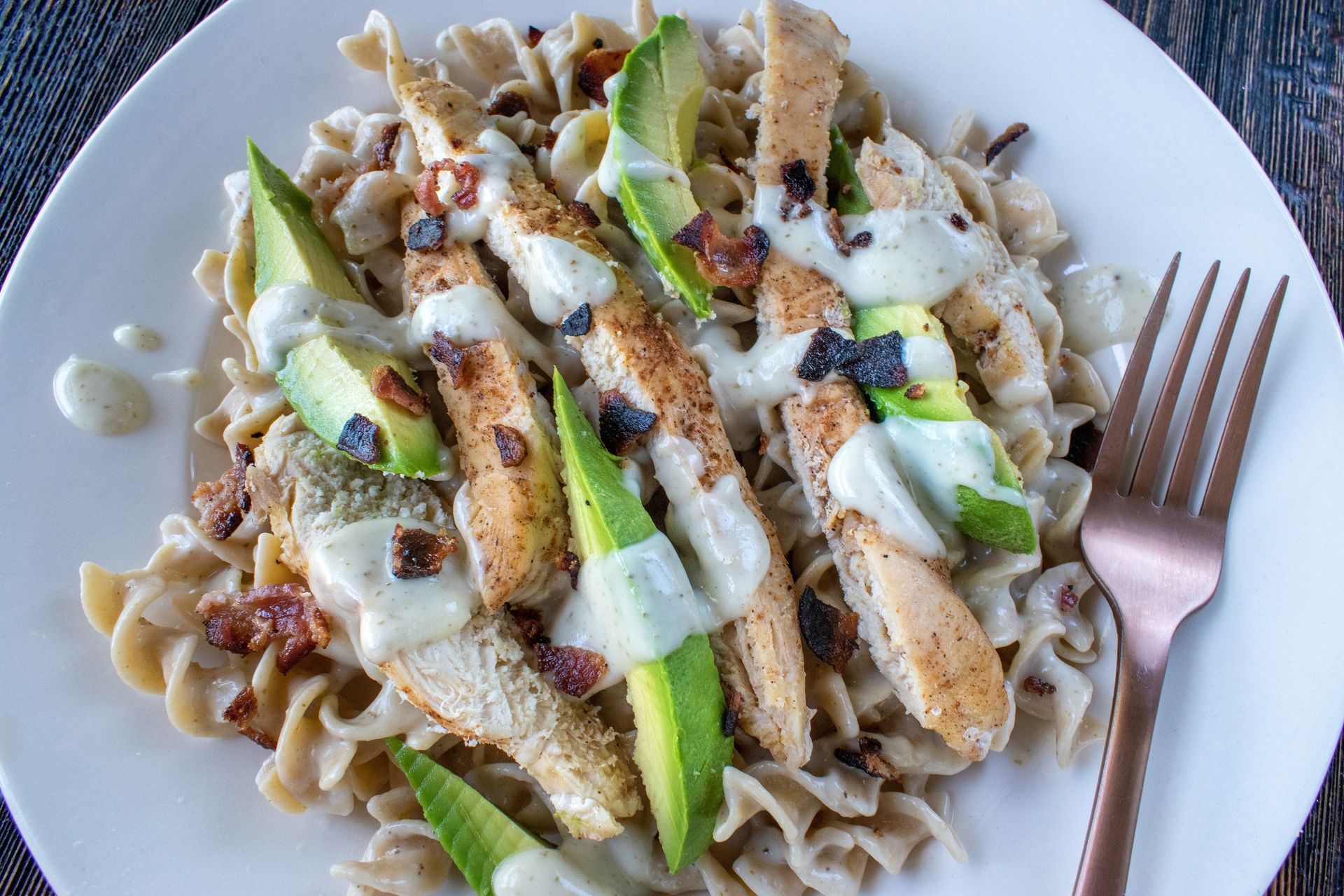 Kremowy makaron z kurczakiem i awokado. Szybki obiad, który zawsze się udaje