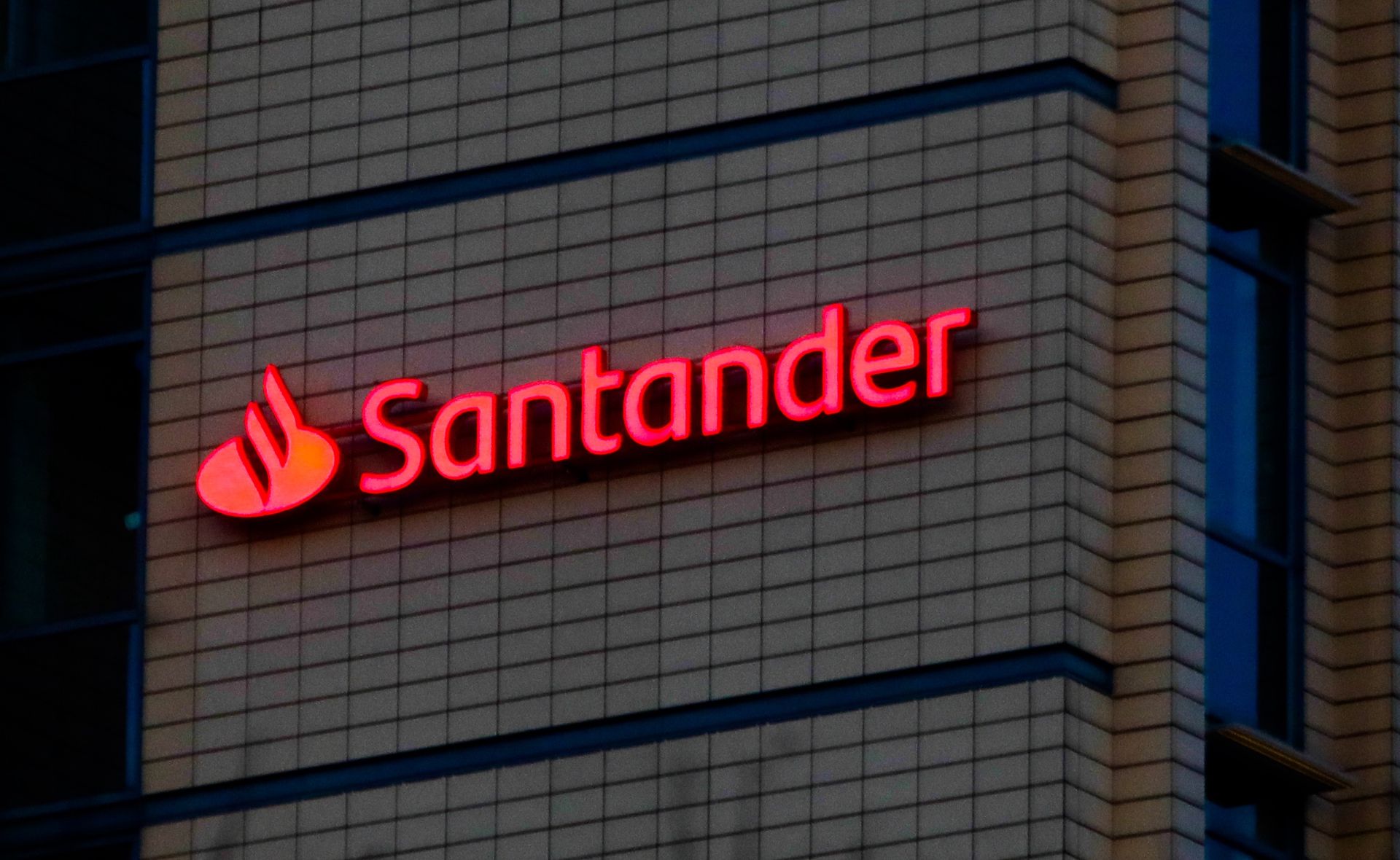 Santander wydał komunikat. "Wracamy jako Erste Bank Polska"