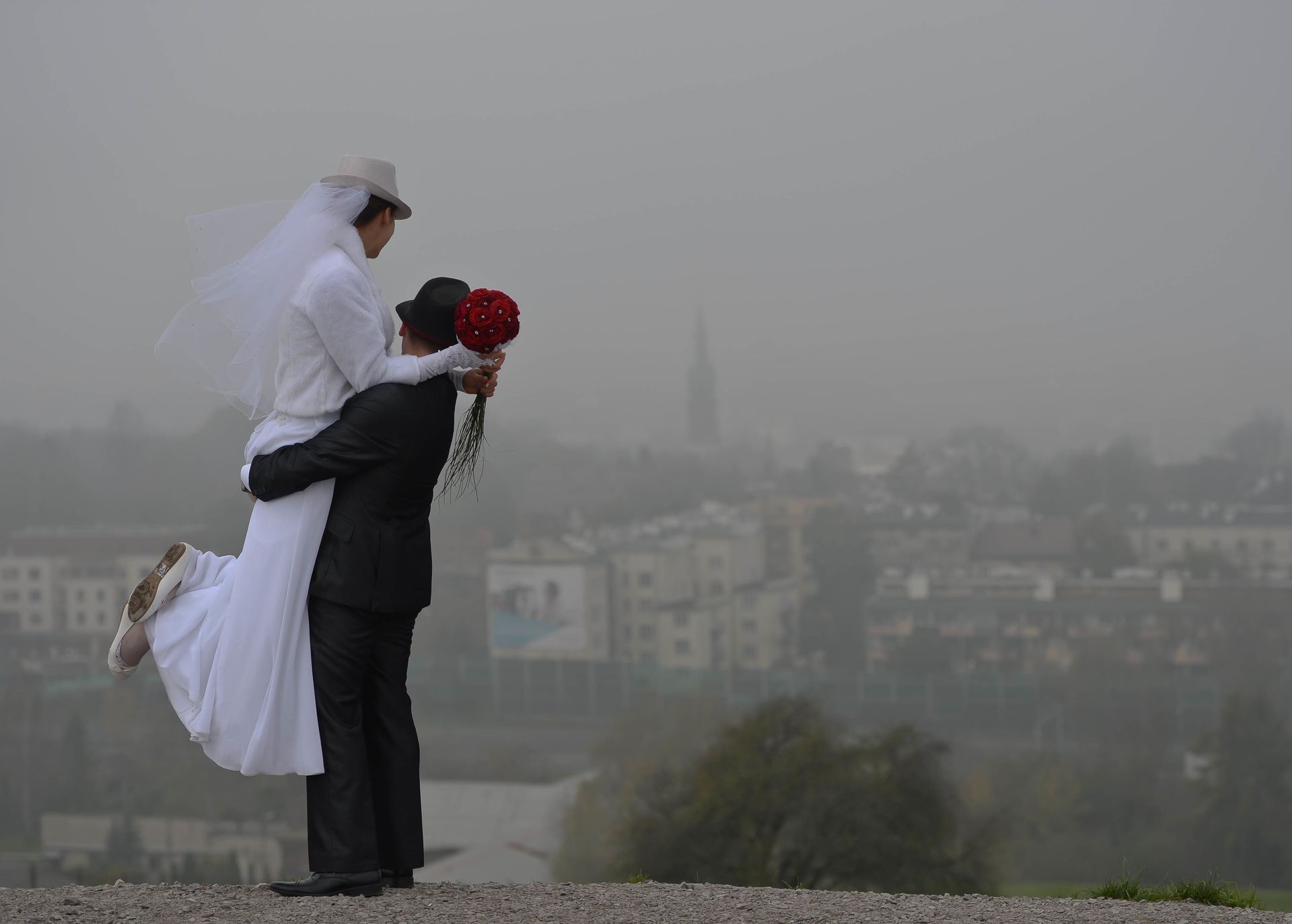 Coraz więcej małżeństw Polaków z cudzoziemcami. Kogo wybierają?