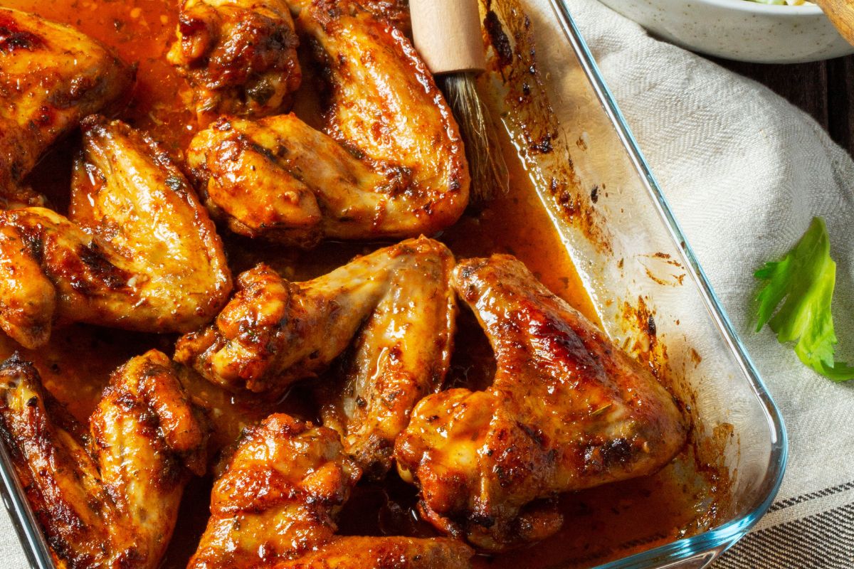 Skrzydełka w obłędnej marynacie. Wstawiam na noc do lodówki, resztę robi za mnie piekarnik