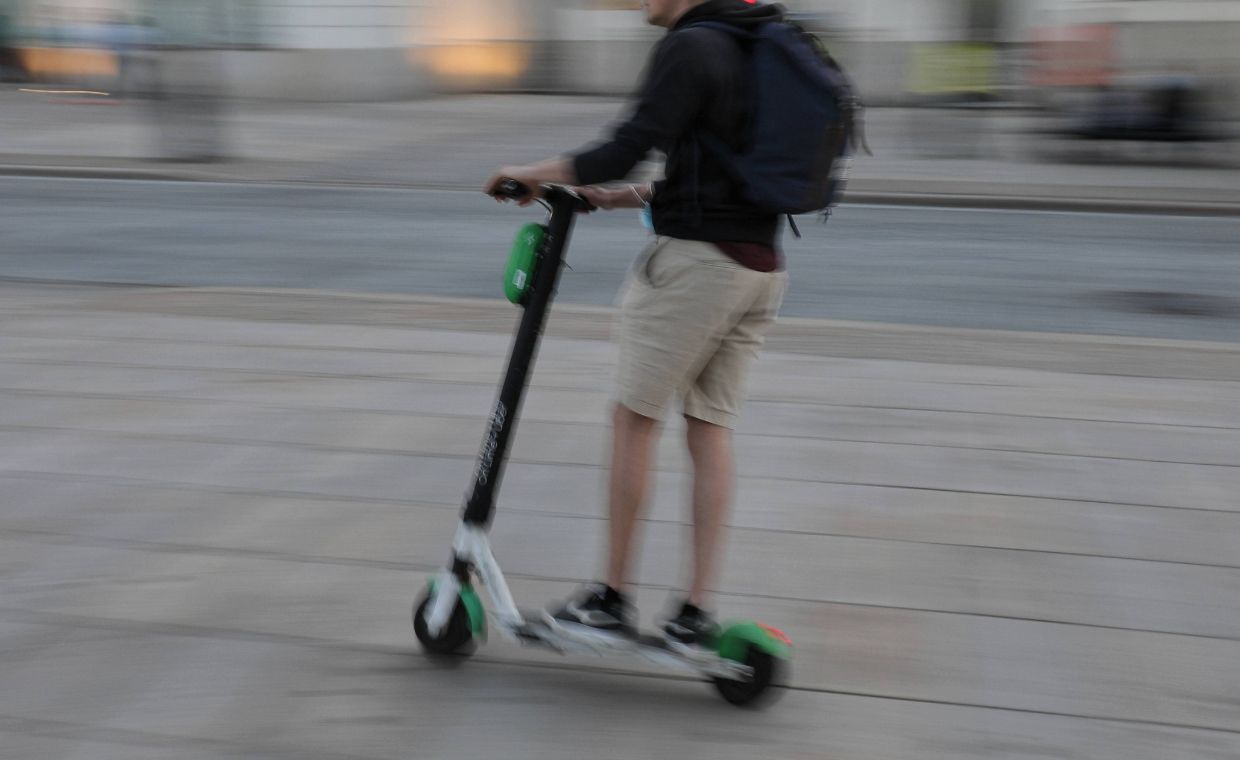 Nieprzepisowa jazda na hulajnodze elektrycznej. Posypały się mandaty