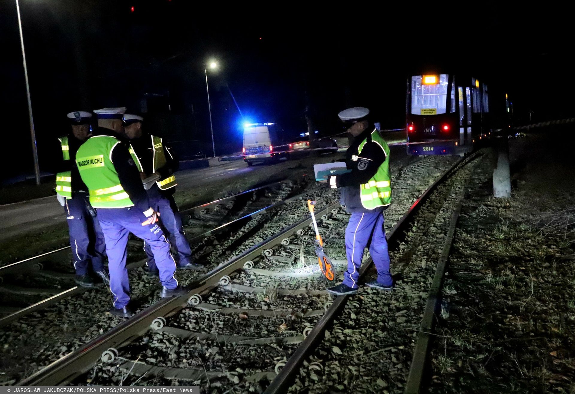Tramwaj miał ciągnąć 18-latkę przez 20 metrów. Dziewczyna w śpiączce