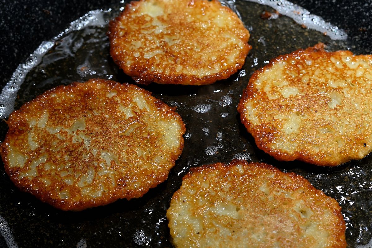 Babciny patent na placki ziemniaczane. Wychodzą chrupiące za każdym razem