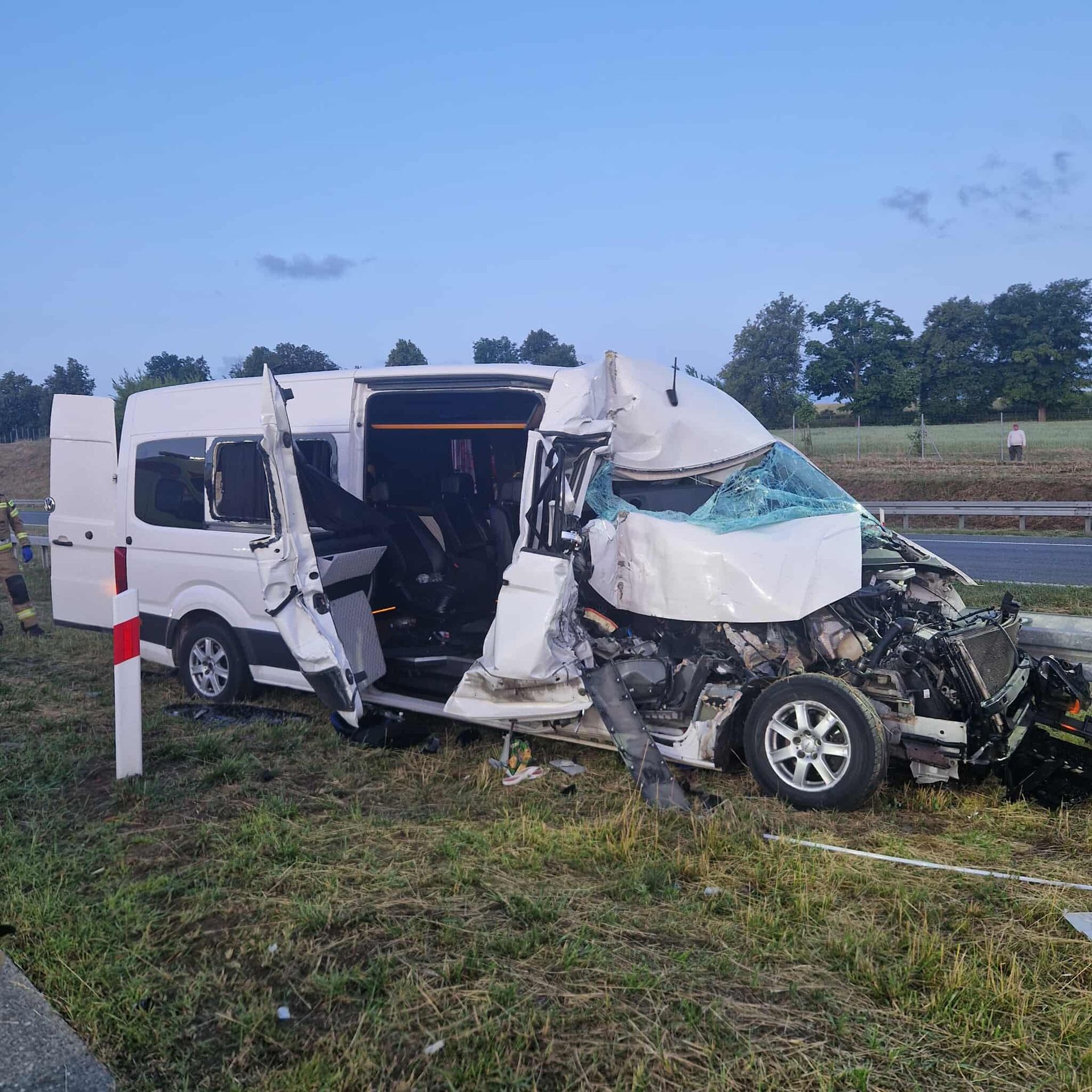 Zablokowana droga na S17. Zderzenie ciężarówki z busem