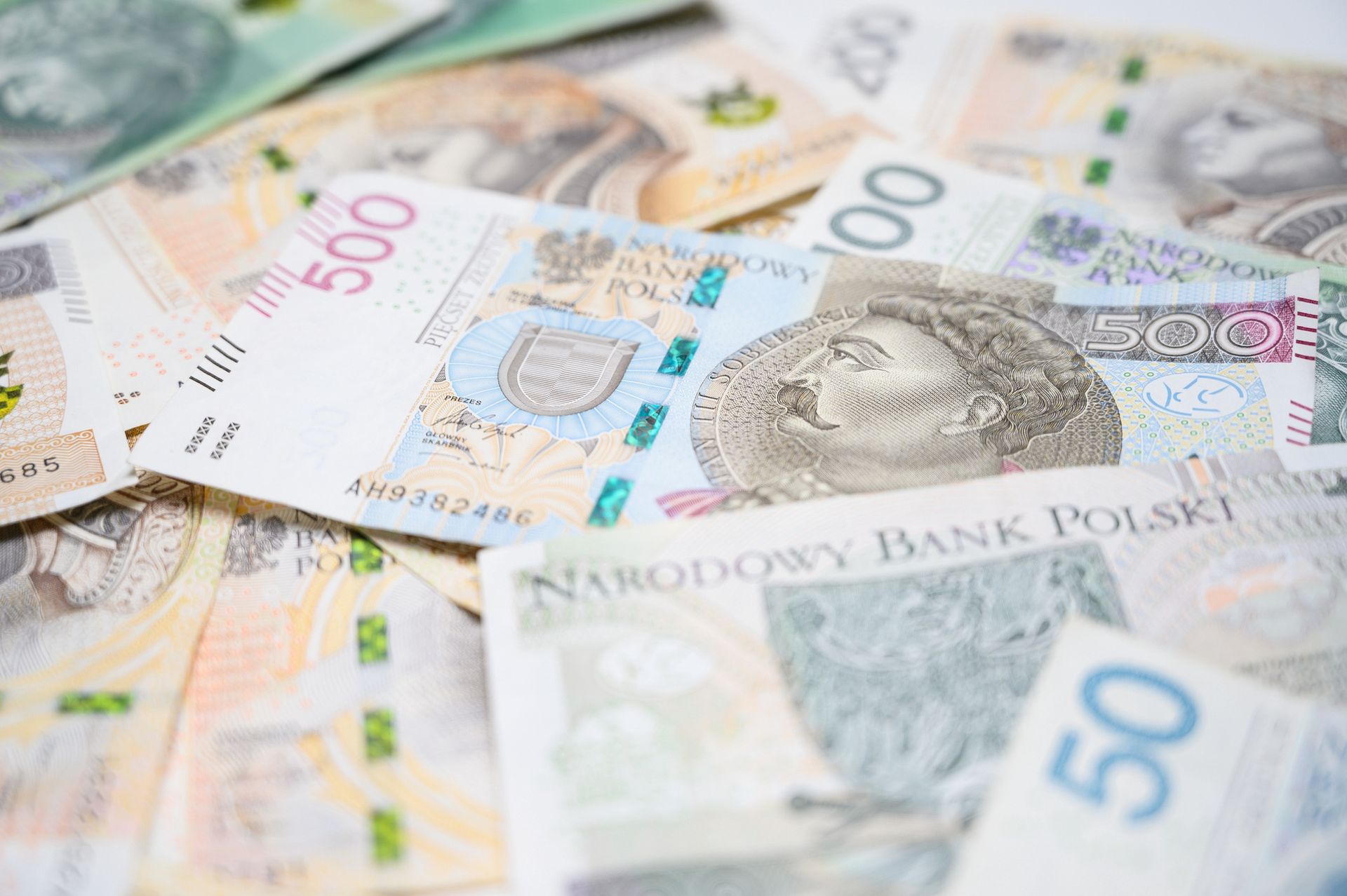 Wygrywają i nie odbierają. Miliony czekają na Polaków