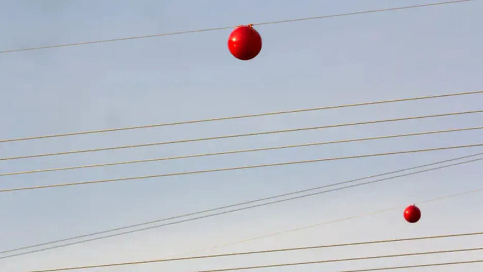 Kolorowe kule na liniach wysokiego napięcia. Taką funkcję pełnią
