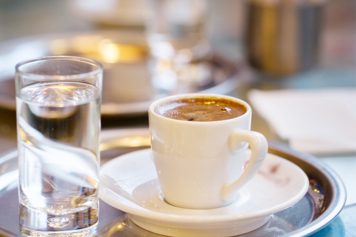 Dlaczego Włosi piją wodę przed kawą? Powód może cię zaskoczyć