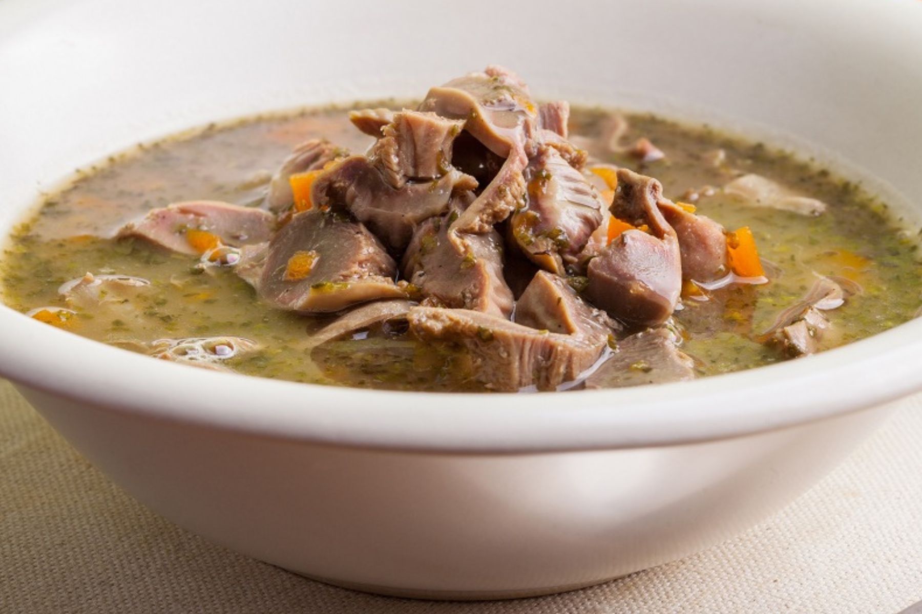 Kiedyś wszyscy zajadali taki gulasz, a dziś się wzdrygamy. Jest pełen kolagenu i białka