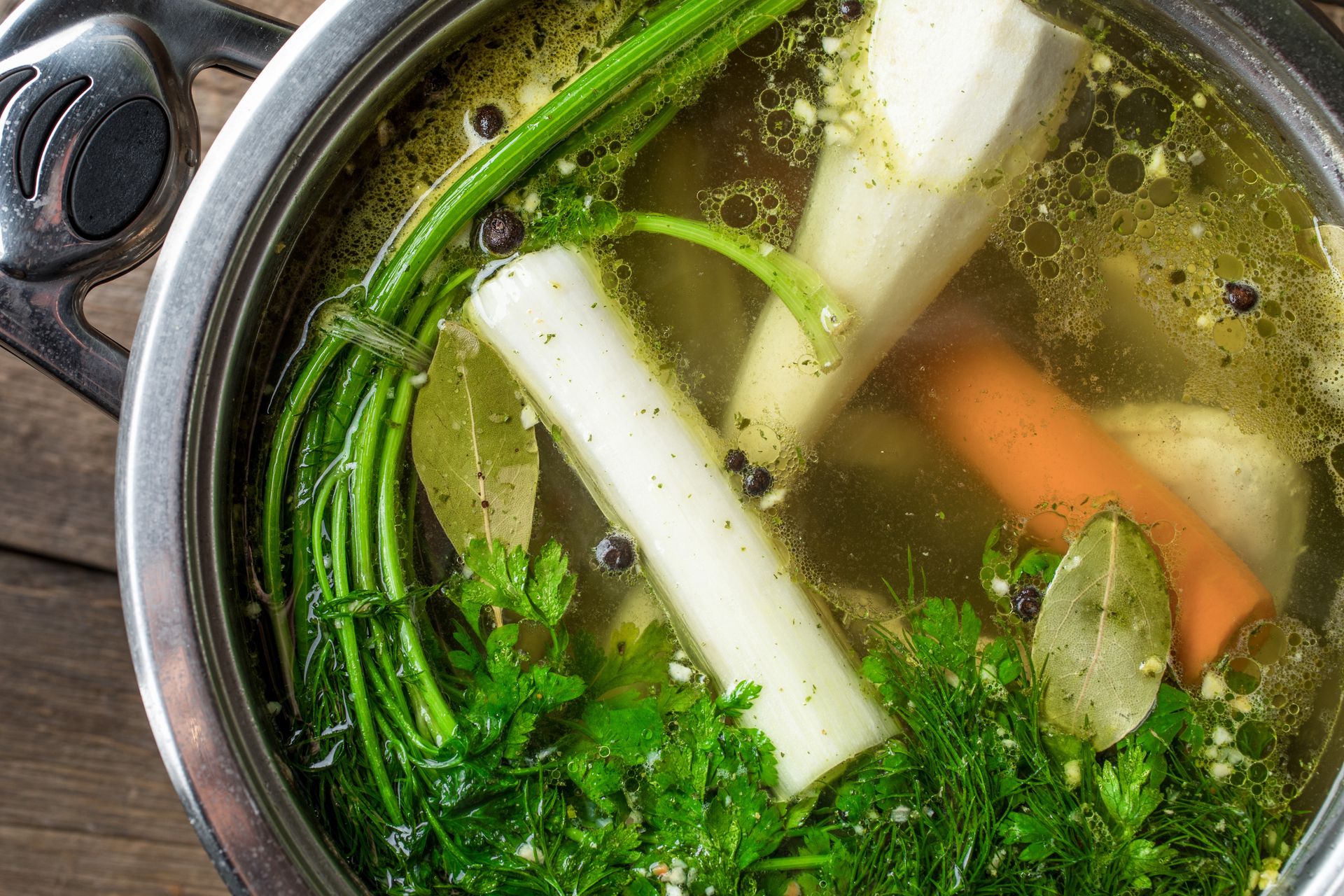 Twój rosół nie ma smaku? Dorzuć ten składnik na ostatnie 5 minut