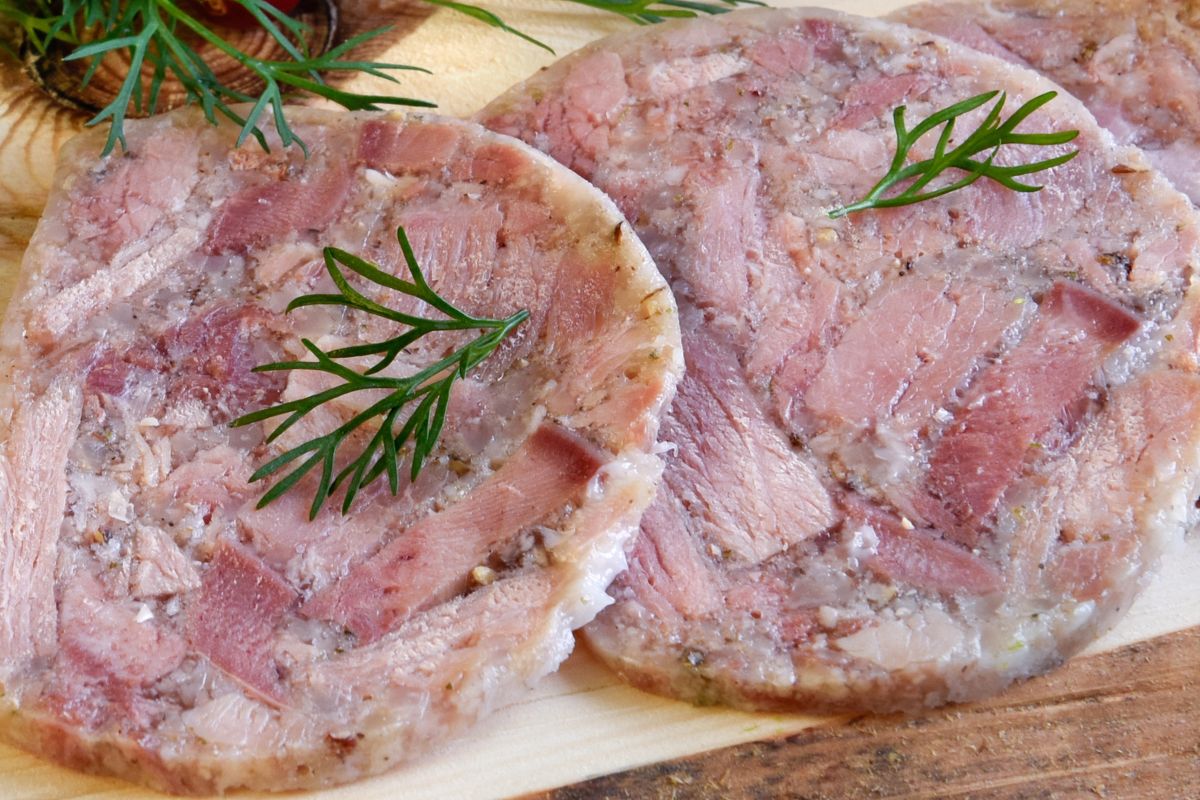 Nasi dziadkowie jedli codziennie, dziś większość się wzdryga. Działa jak smar na stawy i prasuje zmarszczki