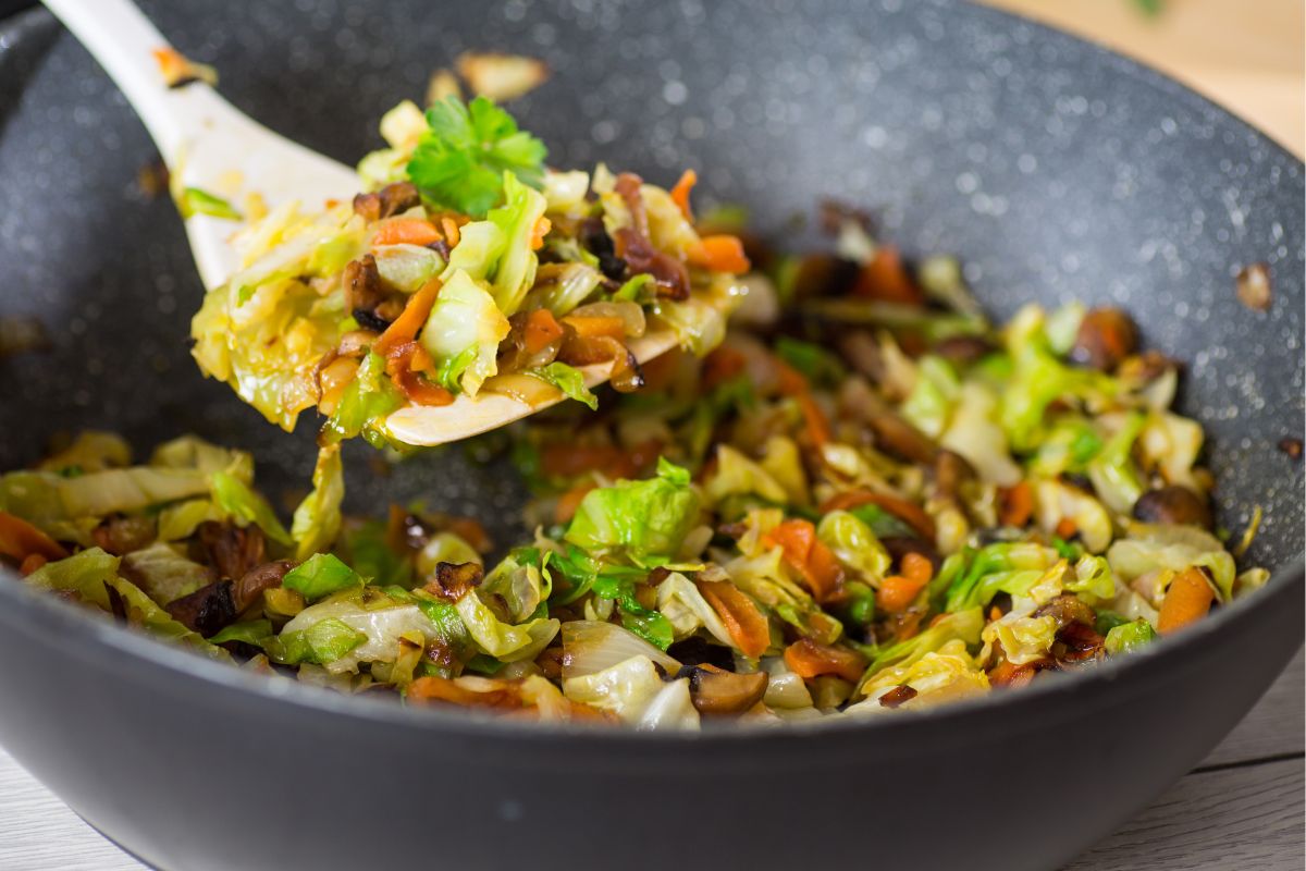 Zamiast do garnka, wrzucam na patelnię. W kwadrans mam pyszną młodą kapustę do obiadu