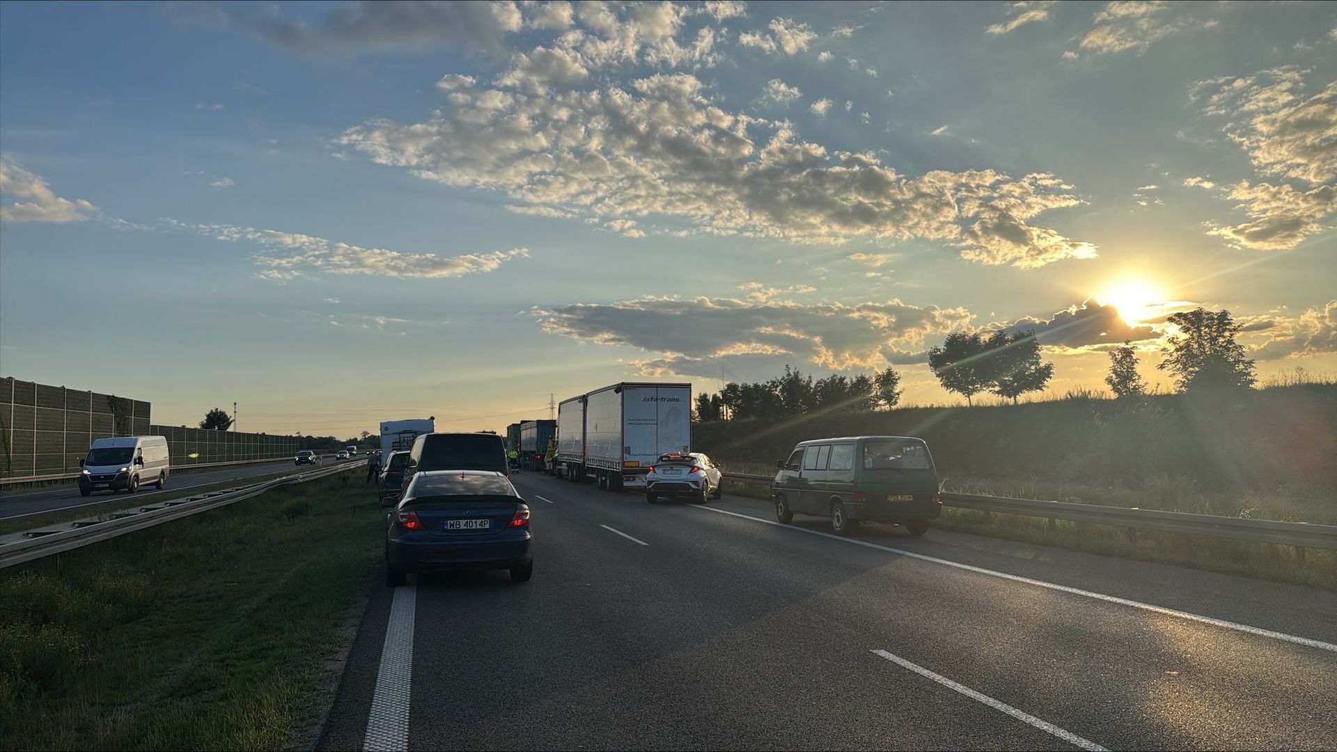Pożar samochodu na A2. Występują utrudnienia