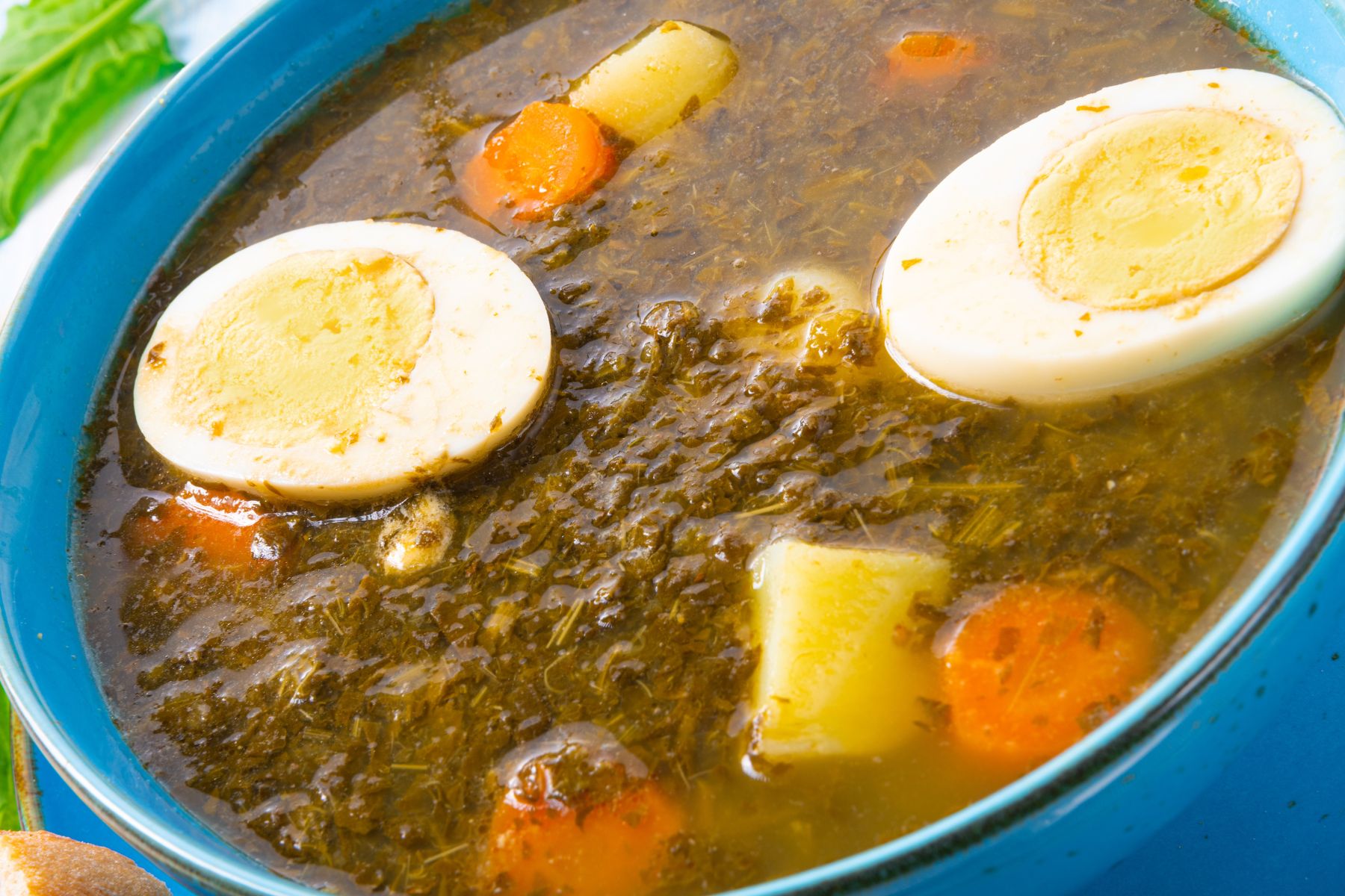 Tania babcina zupa w 15 minut. Zanim zacznie się sezon na świeże listki, dodaj przecier ze słoika