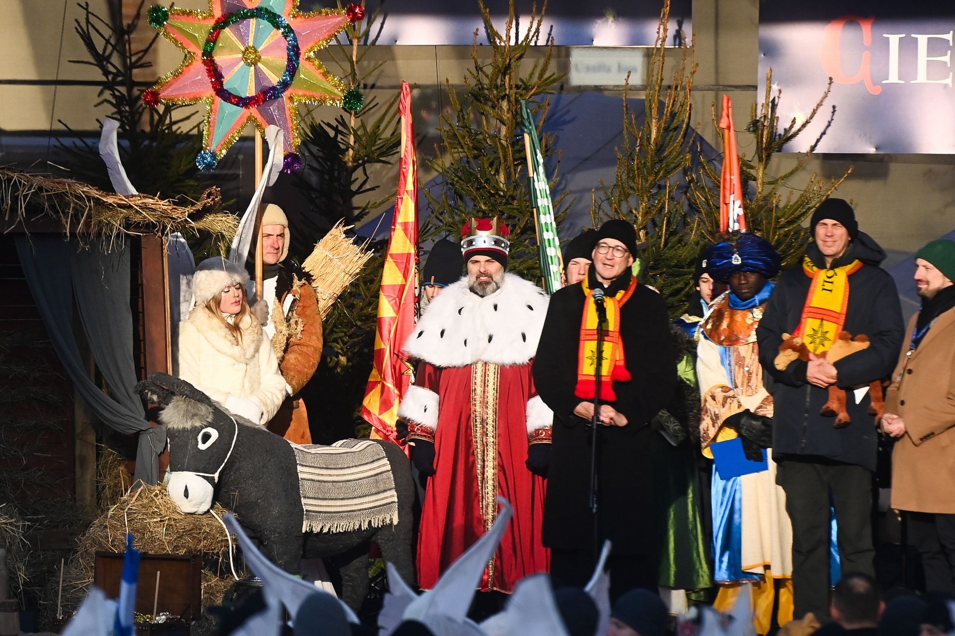 Trzej Królowie idą w orszaku. Razem z nimi prezydent Nawrocki