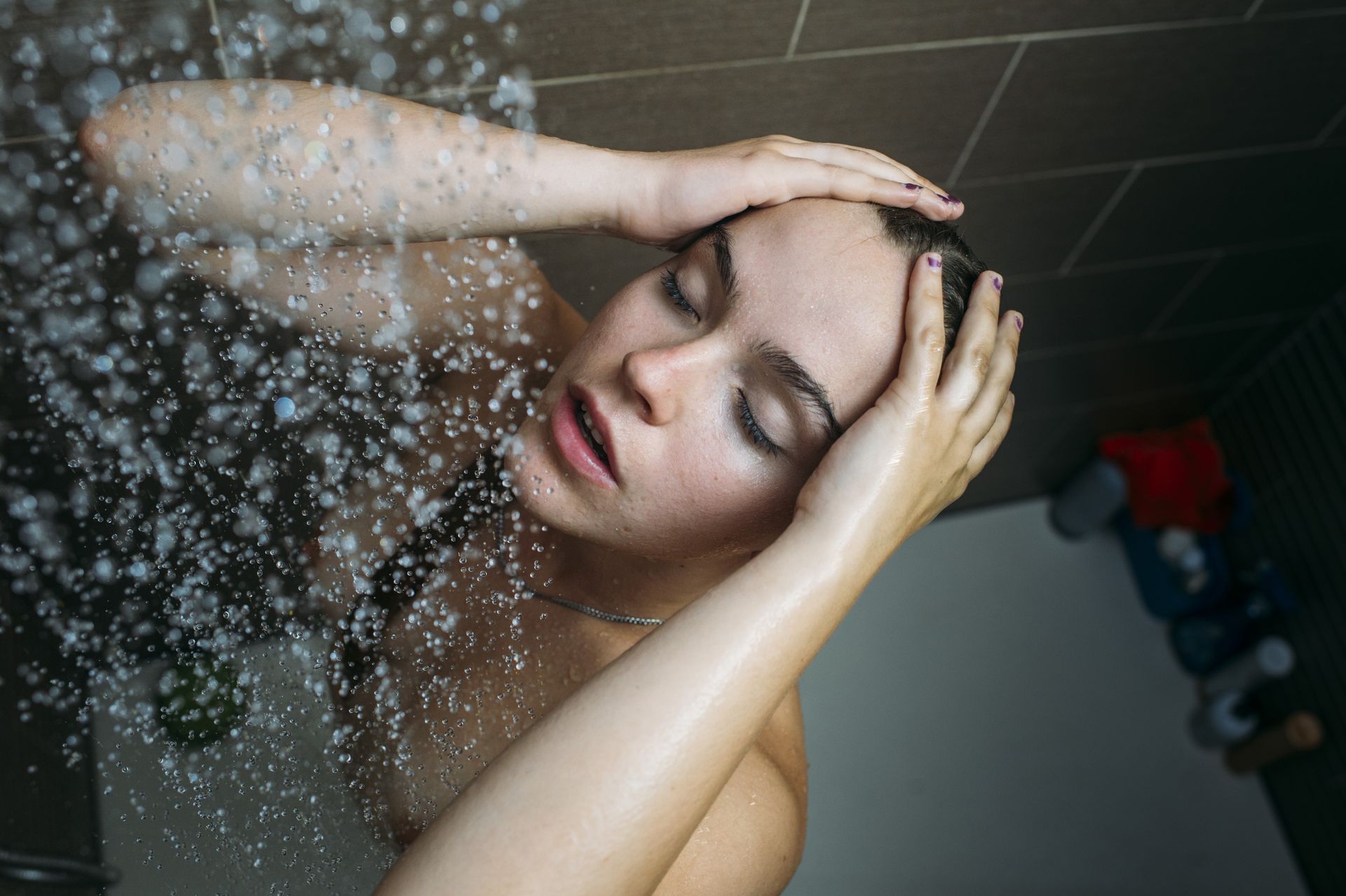 Bierzesz prysznic? Naliczają dodatkową opłatę. To bat na oszustów