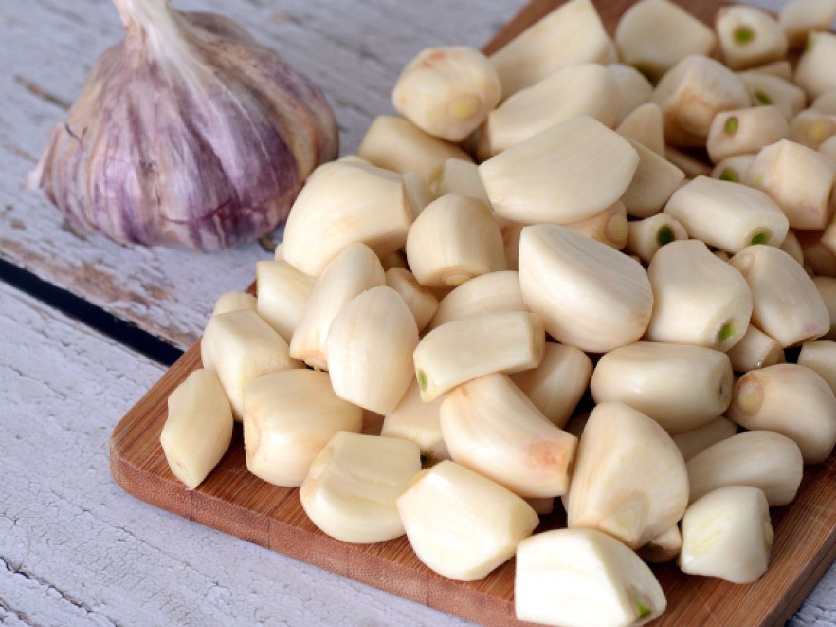 Jak gwałtownie obrać czosnek? Nie wszyscy znają te metody