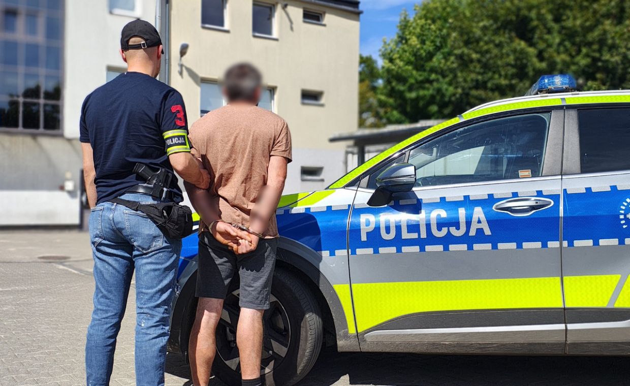 35-latek ukrył się pod kołdrą. Zdradziły go wystające stopy