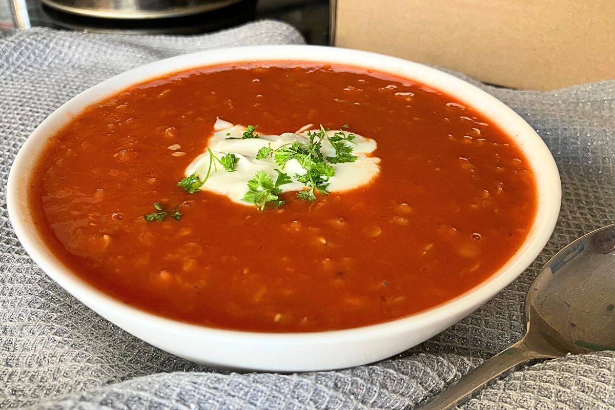 Gęsta i rozgrzewająca zupa z soczewicy. Obowiązkowa jest jedna przyprawa