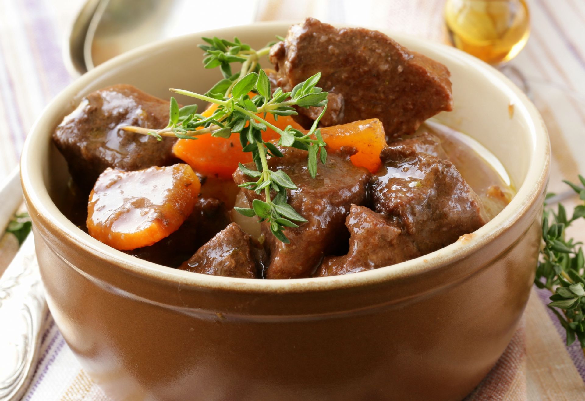 Wołowina tak miękka, iż aż rozpada się pod widelcem. Oto sztuczki szefów kuchni