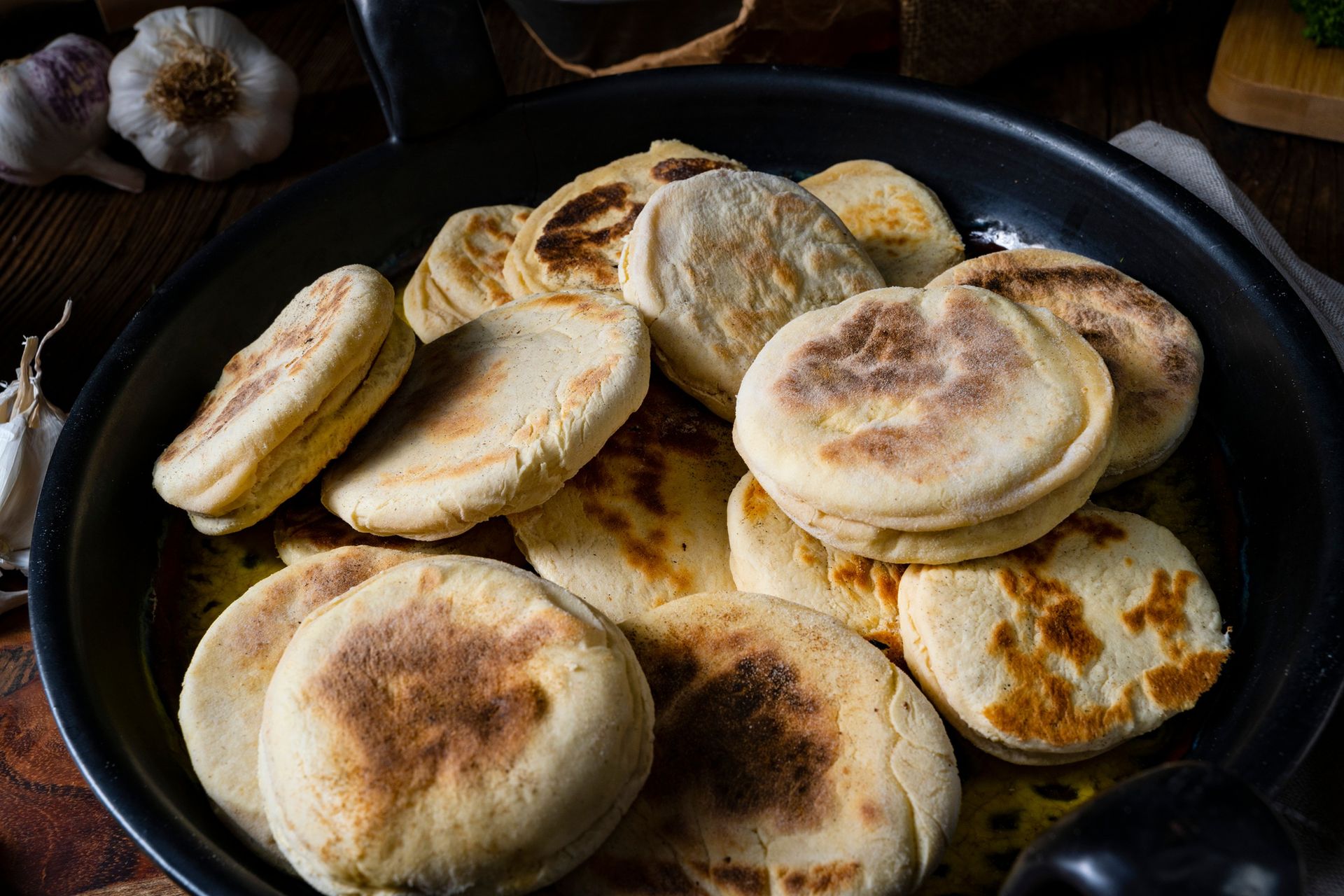 Dodaj sezonowy składnik i wstaw do piekarnika. Mogą zastąpić sklepowe bułeczki na śniadanie