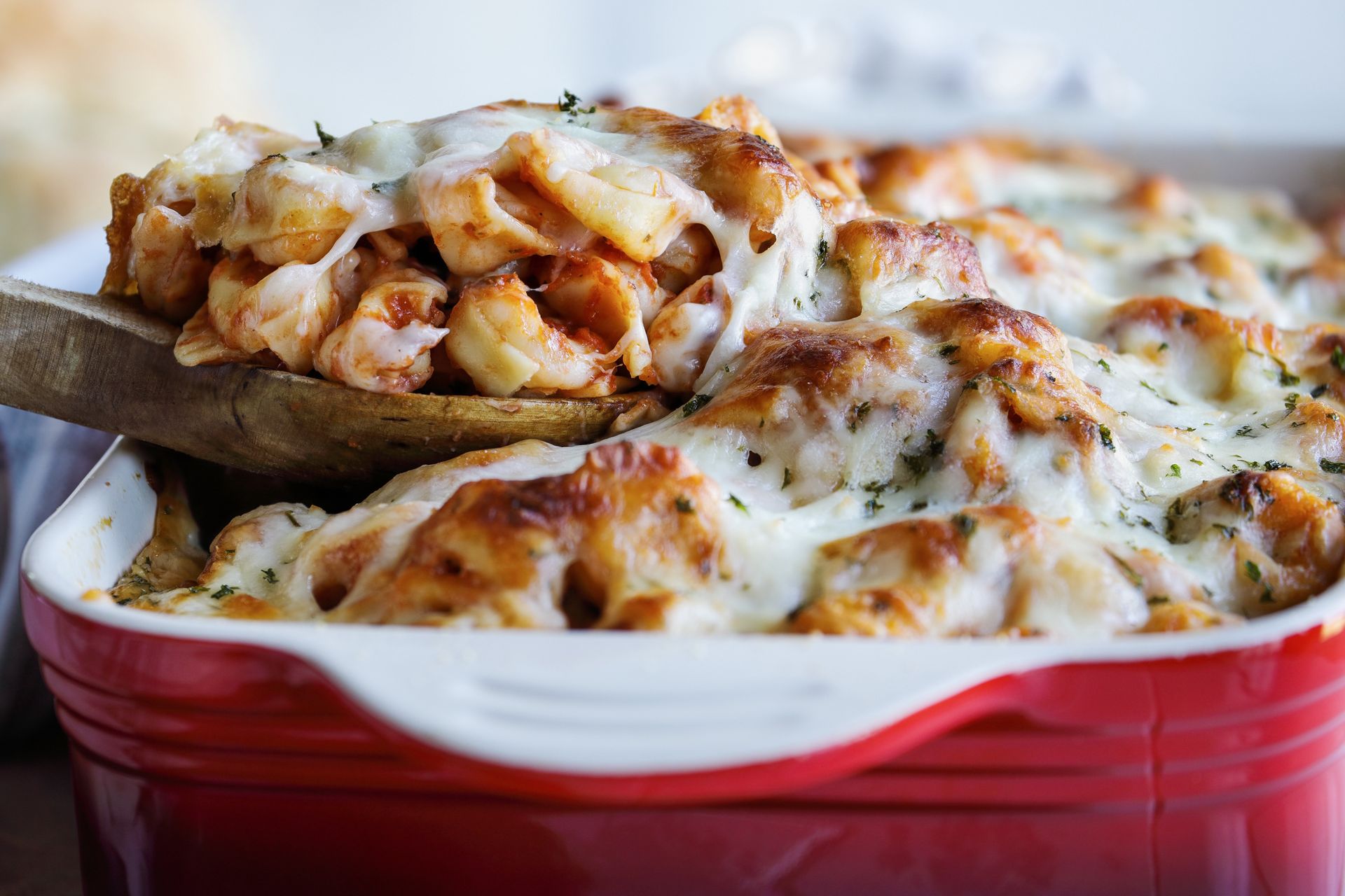 Włoskie pierożki wrzucam do piekarnika i oblewam sosem. Wychodzi pyszna kolacja