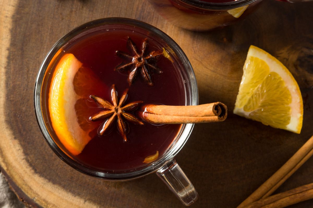 Nie dodawaj tej przyprawy w proszku. Wiele osób popełnia błąd i potem grzaniec robi się mętny