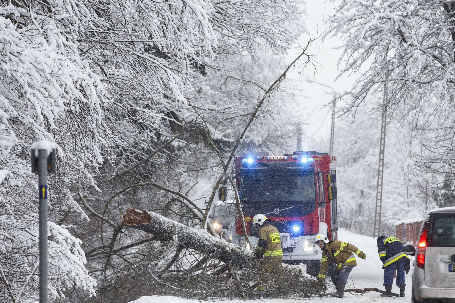 Pogodowe uderzenie. Silny wiatr, śnieg i groźna gołoledź