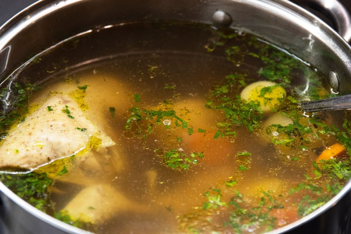 Zamiast wyrzucać, wrzuć do rosołu. Wzmocni smak choćby mdłego wywaru