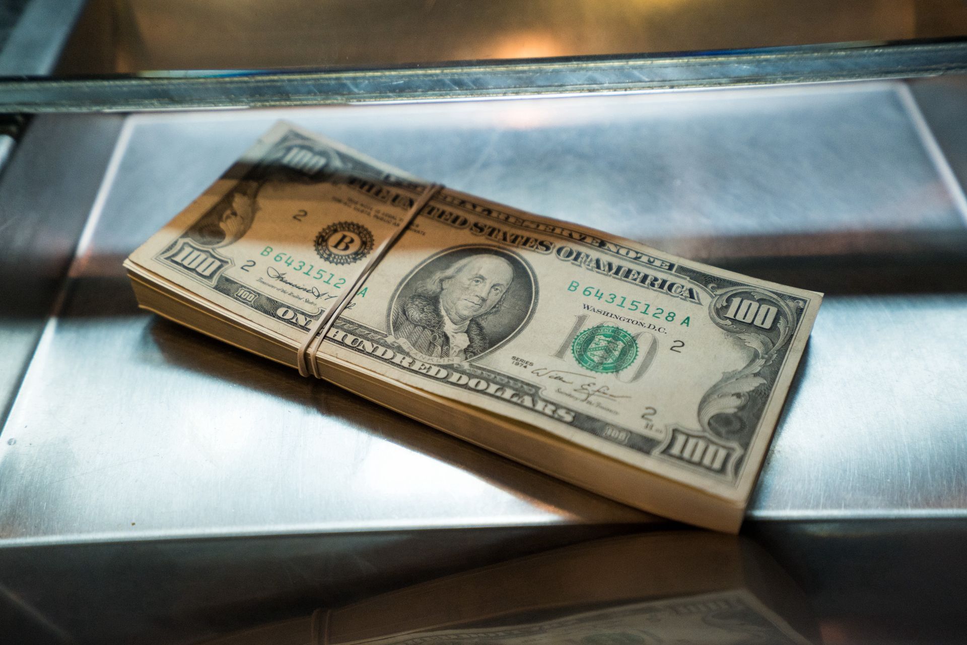 [Kopia] Ile kosztuje dolar? Kurs dolara do złotego PLN/USD 10.12.2025