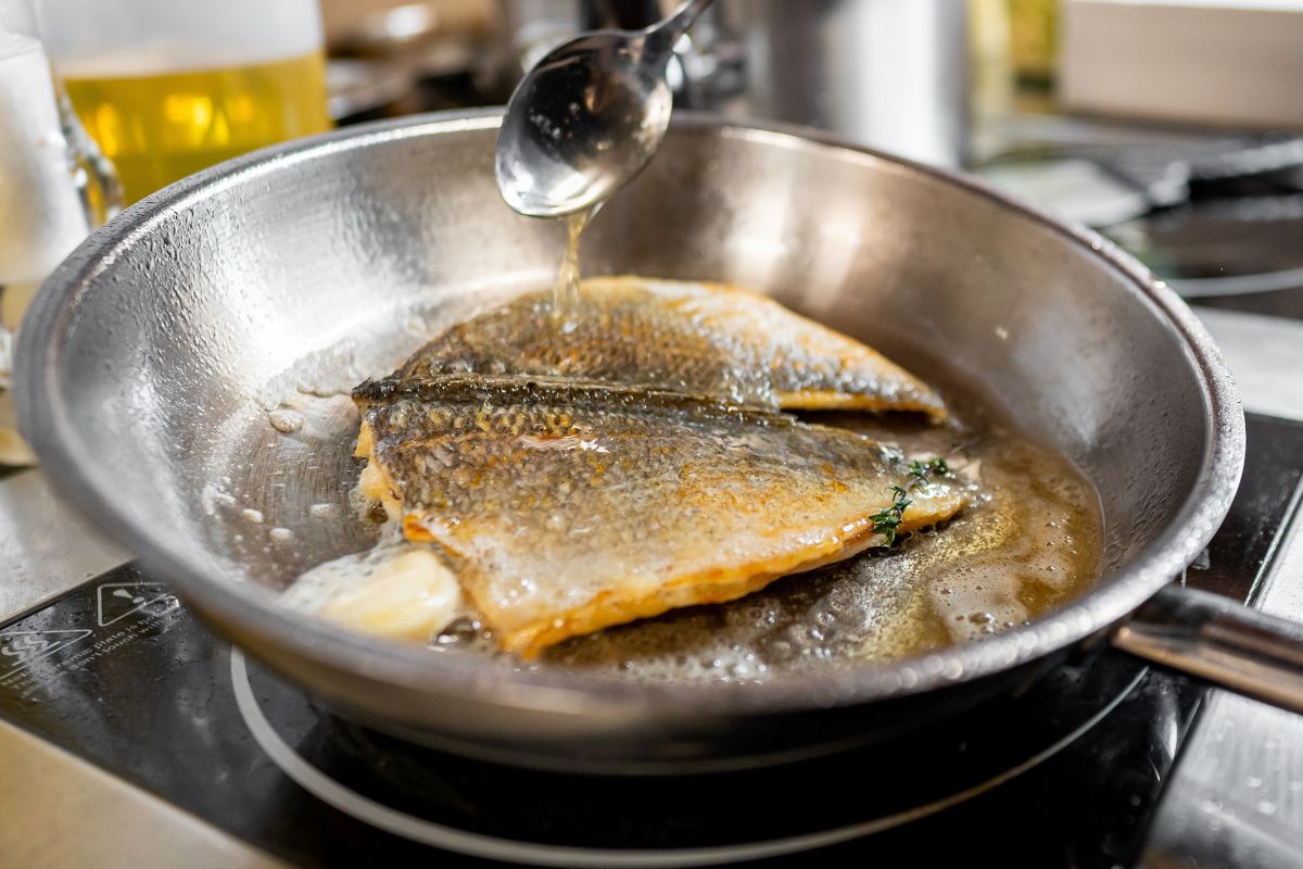 Używasz takiego tłuszczu do smażenia? W połączeniu z rybą staje się szkodliwy dla zdrowia