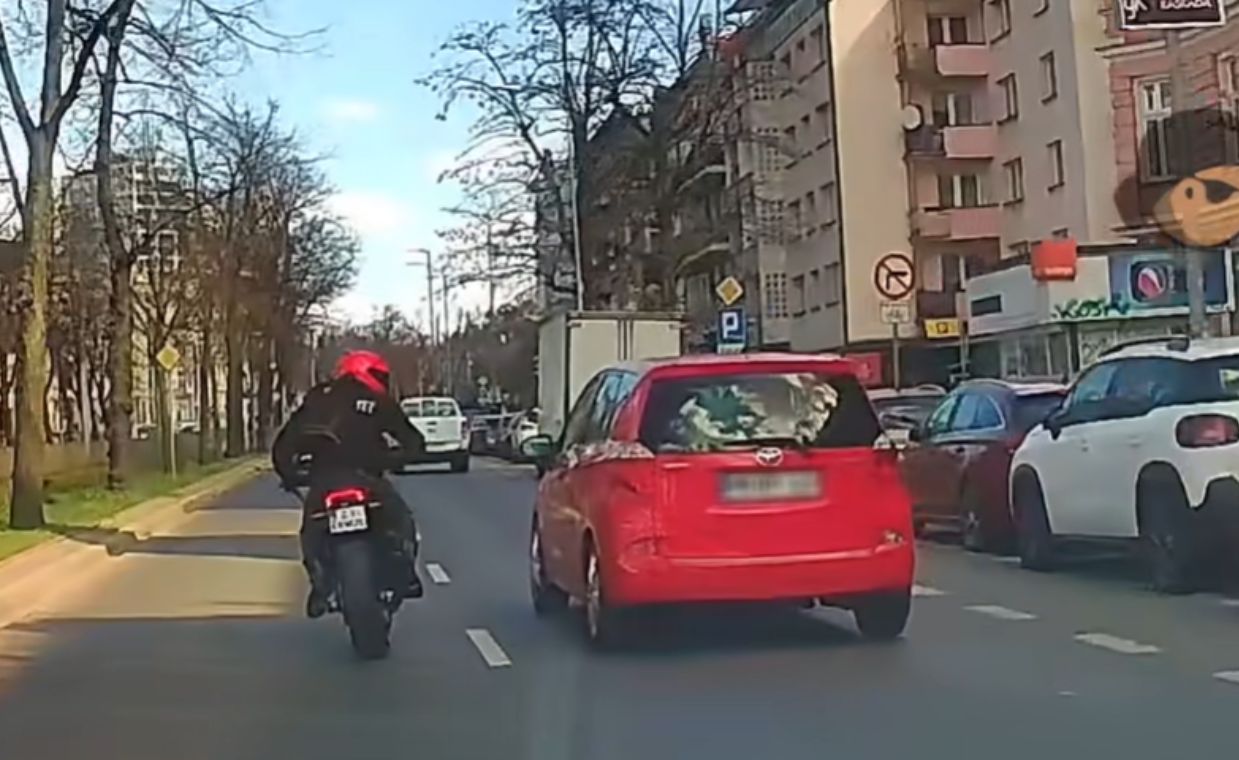 Opublikowali nagranie ze wściekłym motocyklistą. Ostro zareagował
