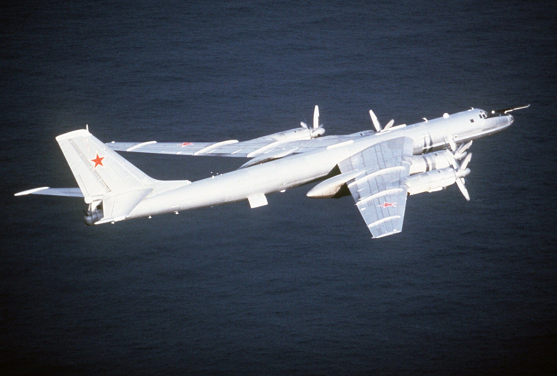Tu-142 zrzucił boje sonarowe w pobliżu lotniskowca. Reagowały F-35