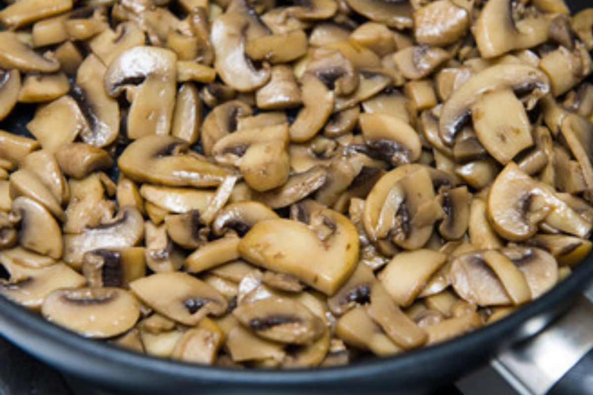 Pieczarki są gorzkie i źle smakują? Popełniasz ten błąd przed smażeniem