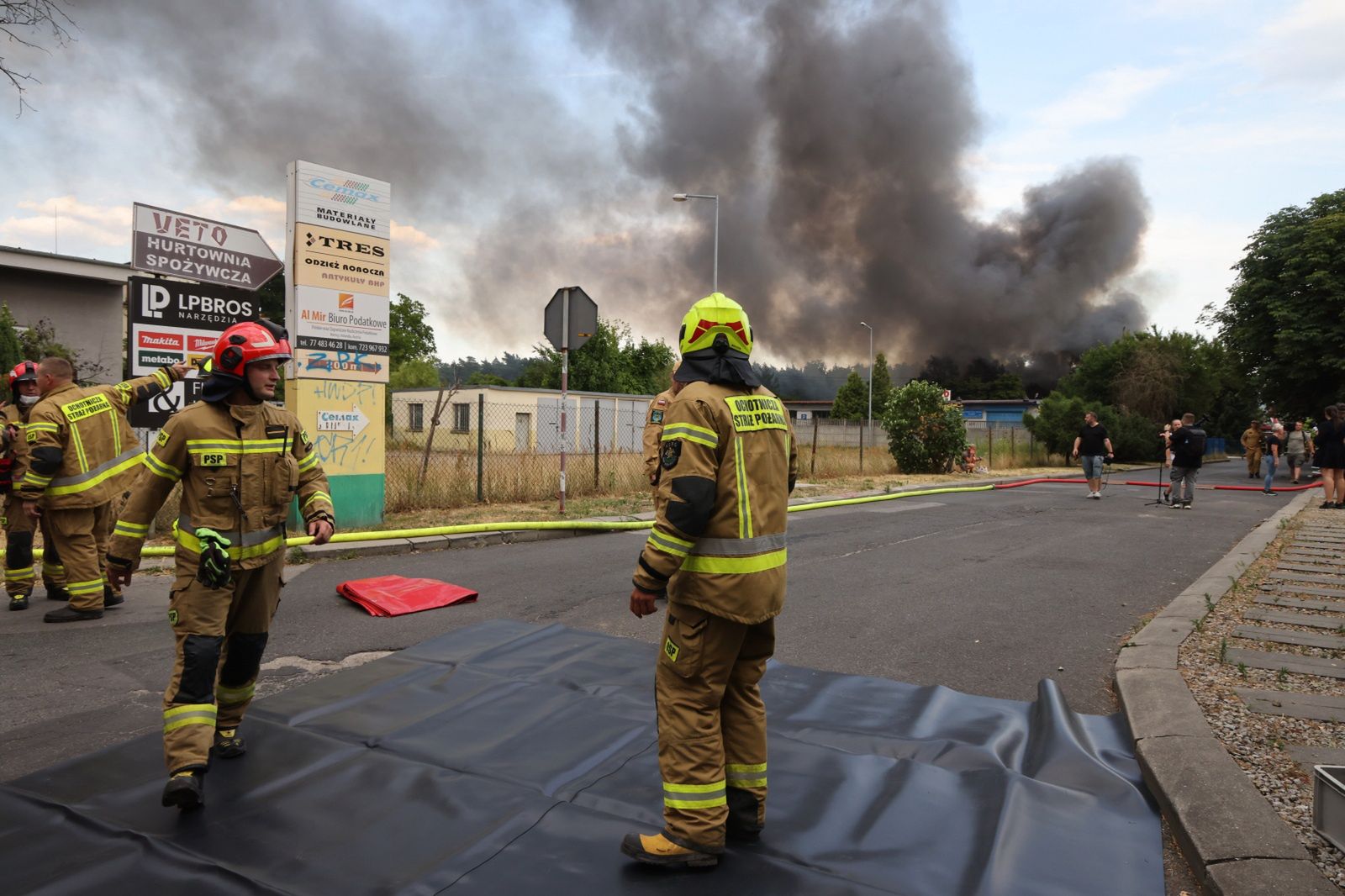 Potężny pożar hali magazynowej. Strażacy zasłabli