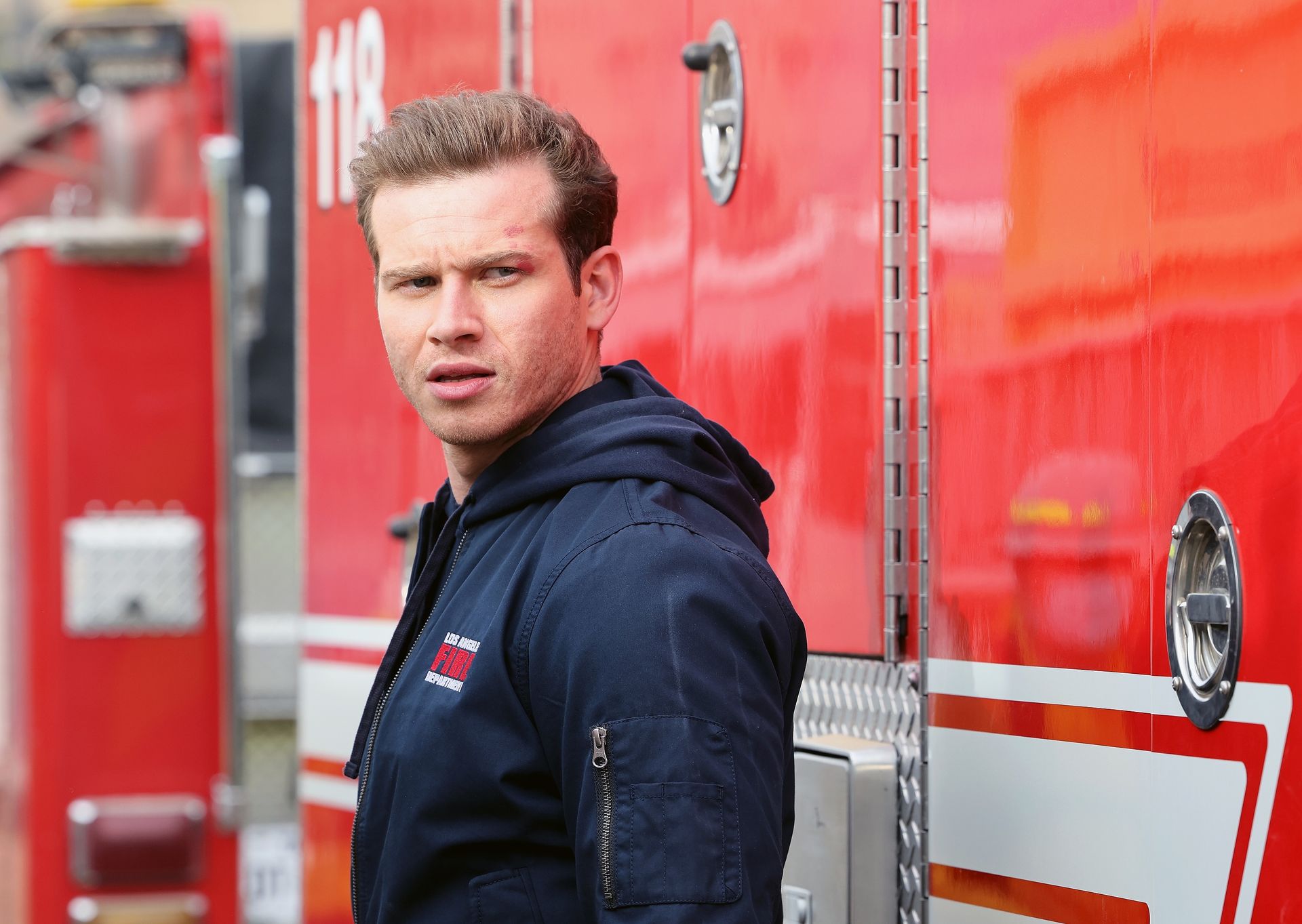 Wypadek na planie "9-1-1". Oliver Stark doznał poważnej kontuzji