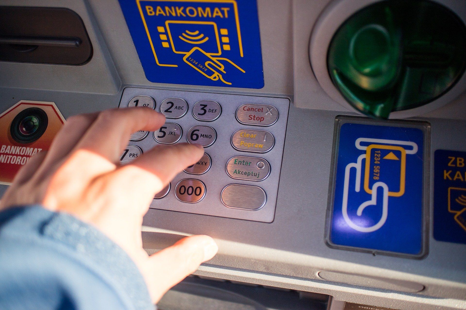 Polacy zabierają gotówkę z banku. Oto powody