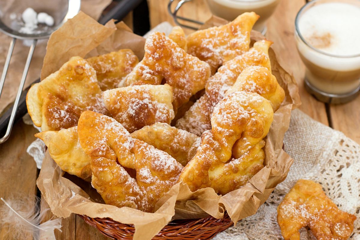 Faworki bez jajek to moje najnowsze odkrycie. Tak pyszne, iż nie zostaje po nich ani okruszek