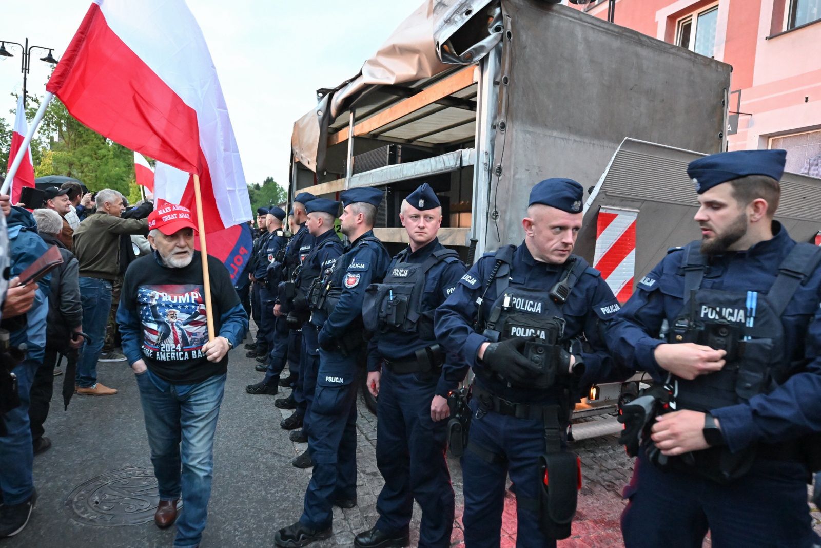 Debata w Końskich. Incydenty i interwencja policji