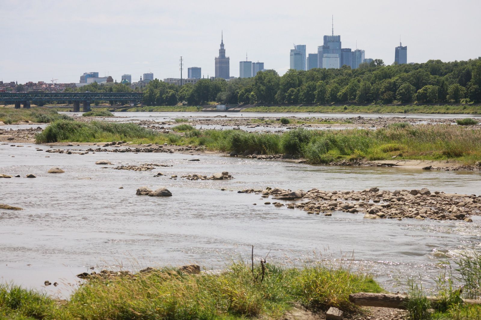 Rekordowo niski poziom Wisły w Warszawie. Zabraknie wody w kranach?