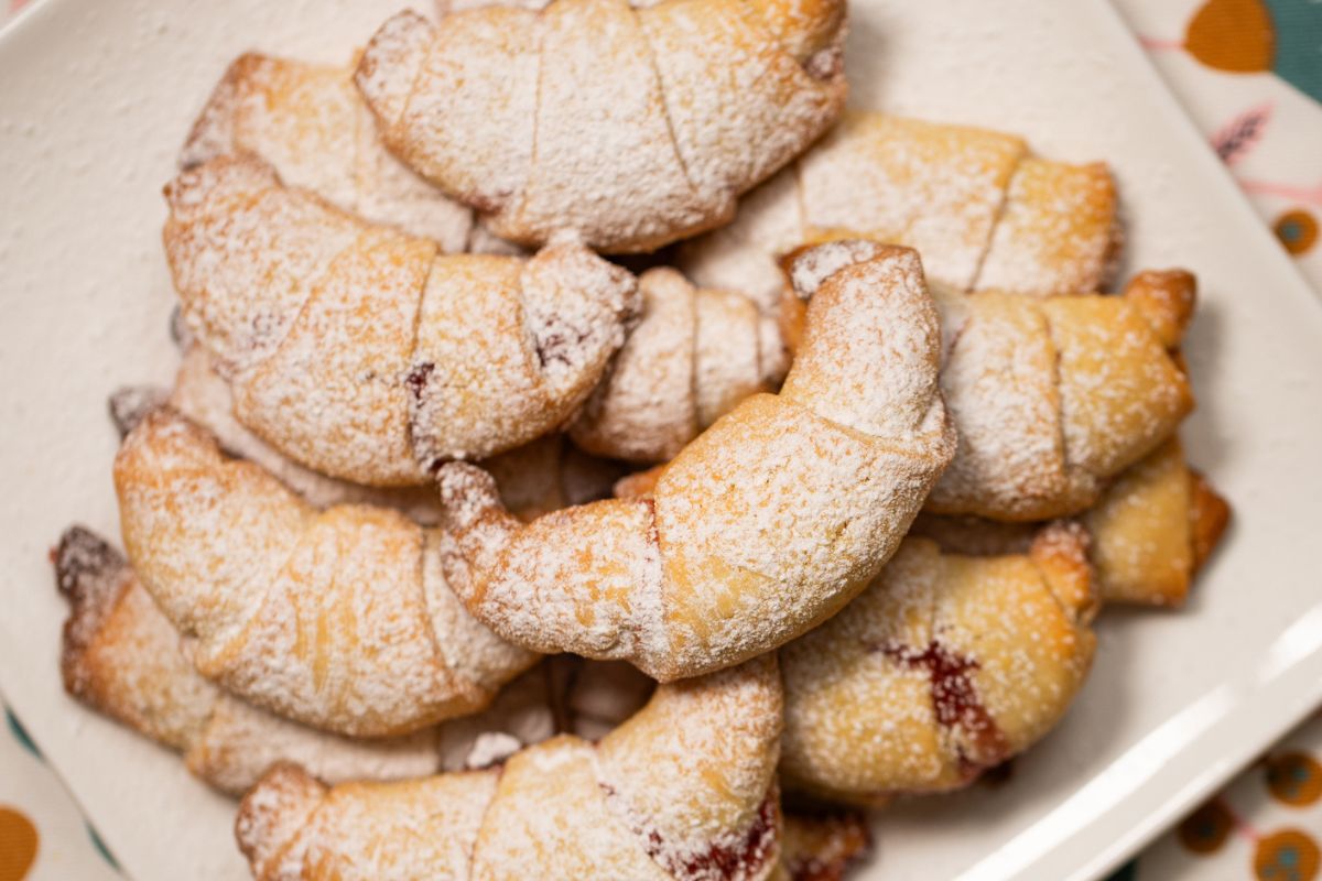 Najlepszy przepis na kruche rogaliki. Tak pyszne, iż nie zostaje po nich ani okruszek